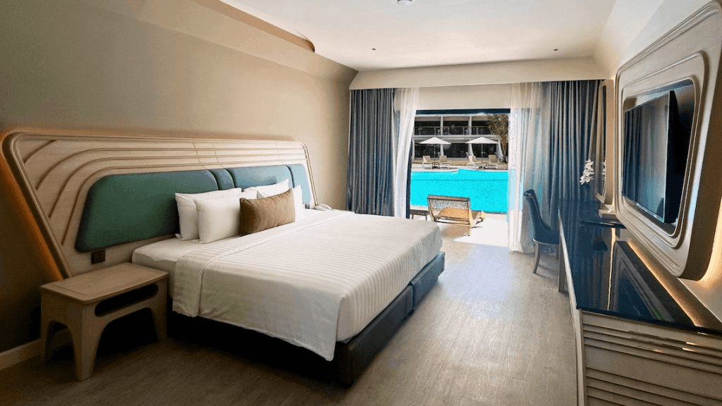 Двухместный номер Amora Grand с видом на бассейн двуспальная кровать фото №02